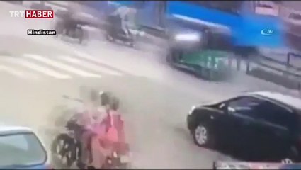 Yolun karşısına geçti ama...