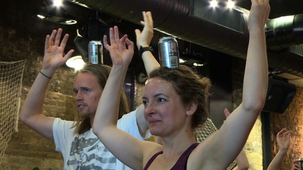 À Londres, des cours de yoga-bière dans les pubs