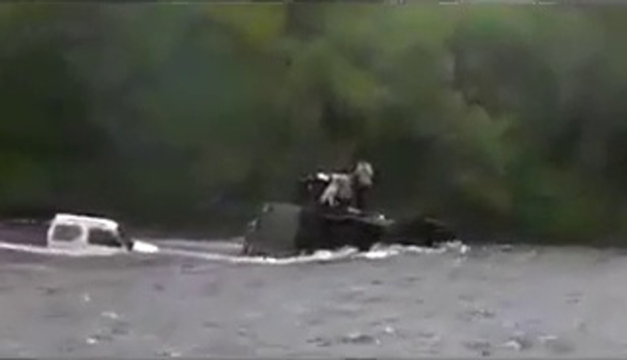 Attacher une voiture à un camion pour traverser une rivière : Oh la bonne idée pourrie