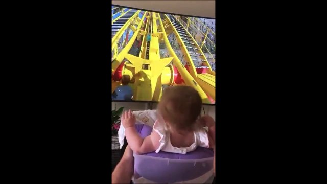 Ce papa a trouvé la solution pour emmener sa fillette faire du manège alors qu'elle est trop petite