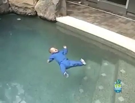 Il nous prouve qu'un bébé sait naturellement nager et flotter dans une piscine... Risqué non?
