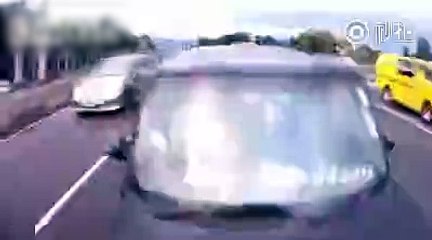 Otoyoldaki zincirleme kaza araç kamerasına böyle yansıdı