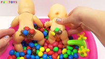 Bébé bain Bonbons Chocolat les couleurs poupée pour enfants jouer caca douche douche temps équipe jumelle