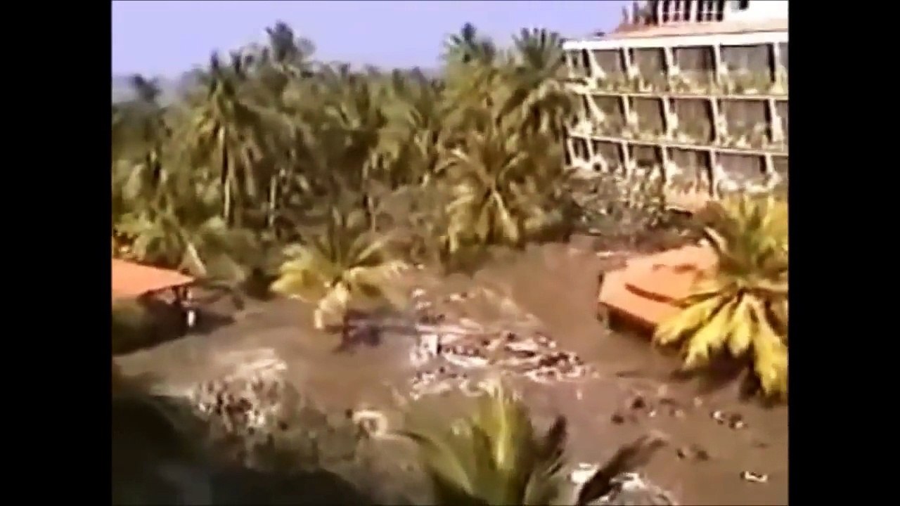 絶対に【恐怖の津波の瞬間映像集2015part1】観るな ガチすぎてザ！世界仰天ニュースでも取り上げられなかった恐怖の津波衝撃映像2015パート1