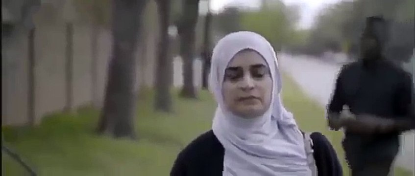 ظنت أنه يريد أن يسرق حقيبتها لكن مافعله أنقذها من الموت فيديو يستحق المشاهدة !؟
