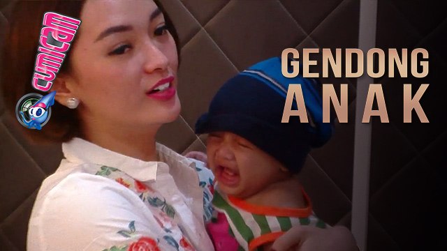 Zaskia Gotik Gendong Anak Kecil, Sinyal Tak sabar Dinikahi Ryan? - Cumicam 28 Agustus 2017