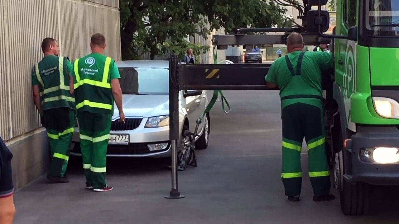 Mislio je da ako parkira uza zid pauk ga neće moći odnijeti ali grdno se zeznuo