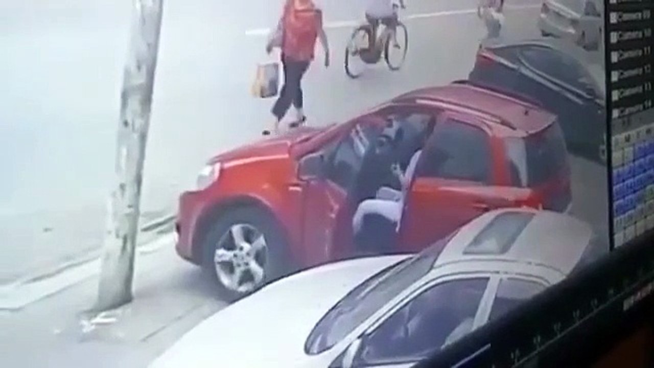 Une femme veut arrêter sa voiture avec sa jambe et c’est une mauvaise idée !