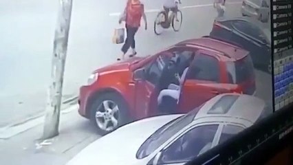 Une femme veut arrêter sa voiture avec sa jambe et c’est une mauvaise idée !