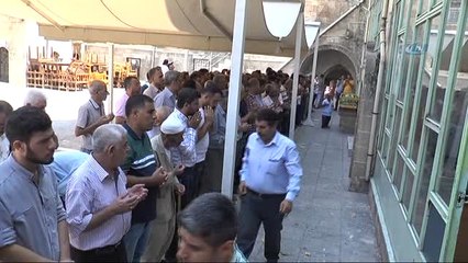 Tatlıses'in Hayranı Olduğu Sanatçının Eşi Son Yolculuğuna Uğurlandı