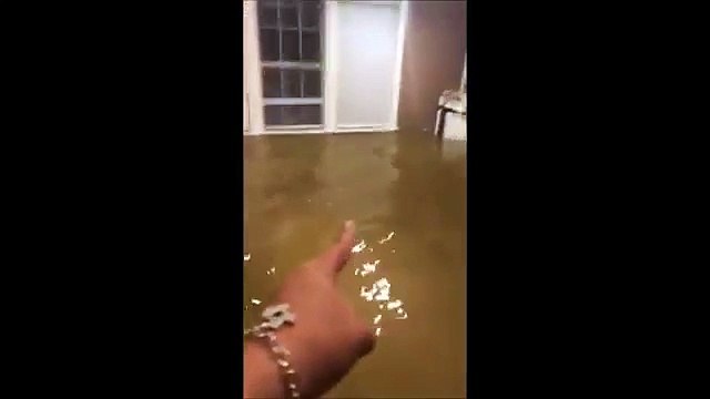 Un Américain pêche dans sa maison inondée (Ouragan Harvey)