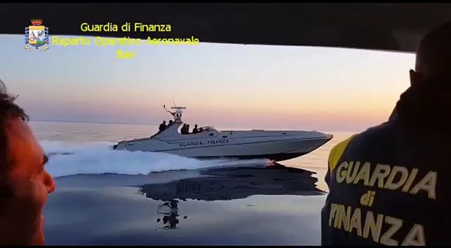 Altri 71 migranti arrivati in Puglia con un veliero tutti uomini e in buone condizioni , scafisti arrestati
