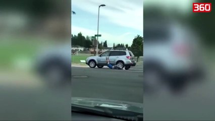 Tentoi ti grabiste makinen, drejtuesi e terheq hajdutin zvarre rrugeve te qytetit (360video)