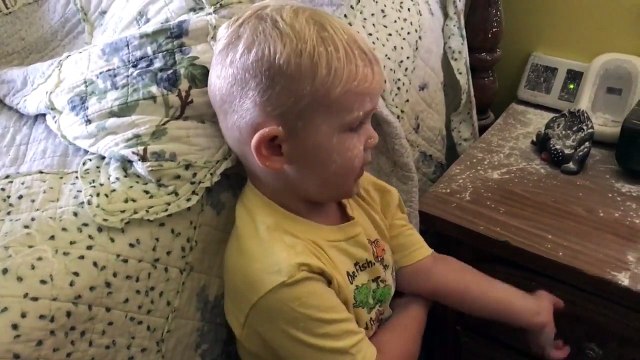 Ce petit garçon a mis un bazar impressionnant dans la chambre de ses parents !