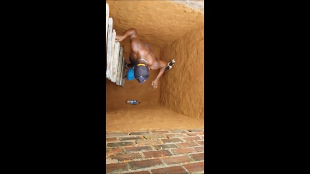 Il pensait sauver un chaton mais en fait non... Chat en mode Spiderman