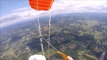 Ce Jet privé manque de peu un parachutiste en plein saut dans le vide !!