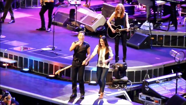 Bruce & Jessica Springsteen - Dancing In The Dark live @Bercy Paris 2012