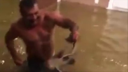 Il pèche un poisson à mains nues dans son salon inondé !! Ouragan Harvey au Texas