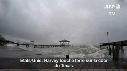 Harvey touche terre et menace la côte du Texas d'inondations