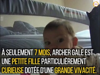 Bébé découvre une caméra et ça l'éclate