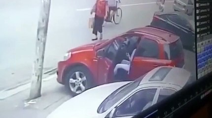 Скачать видео: Une femme se sert de sa jambe pour arrêter sa voiture !