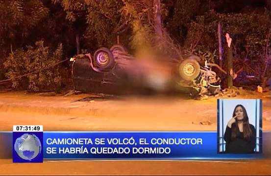 Camioneta se volcó, el conductor se habría quedado dormido