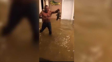 Pêcher un poisson dans le salon, faire du surf ou du kayak : les Américains s'amusent pendant Harvey