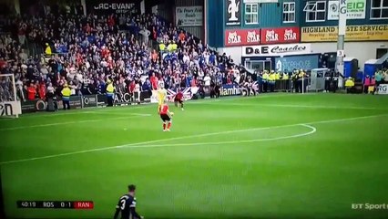 Un gardien écossais dribble son adversaire mais il oublie qu'il est juste à coté !