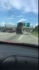 Il tente de prévenir un chauffeur de camion que sa benne est relevée