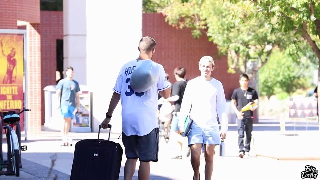 Pitao je cure na ulici može li prespavati kod njih. Pogledajte kako je prošao