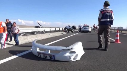 Aksaray'da Otomobil Refüje Çarptı: 1 Ölü, 2 Yaralı