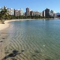 Praia perto do Iate Clube tem águas cristalinas