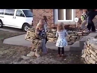 Soldier Dad Surprises His Family
