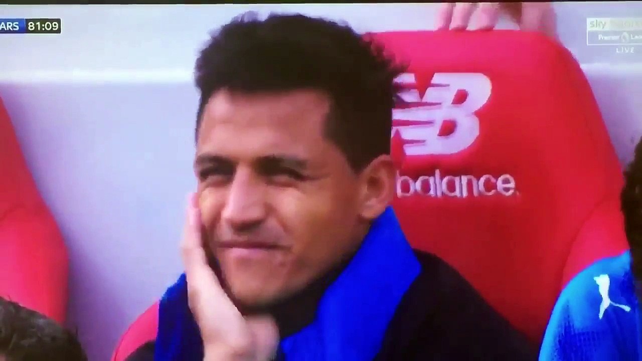 Alexis Sanchez essaye de ne pas rire en voyant...