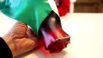 Géant gommeux mains rouge et vert ré Jai et gommeux Bonbons examen