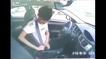 Regardez pourquoi il a échoué à son test de conduite et n'a pas eu son permis... Ahahah