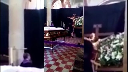 imagen de cristo que gira su cabeza, en plena misa