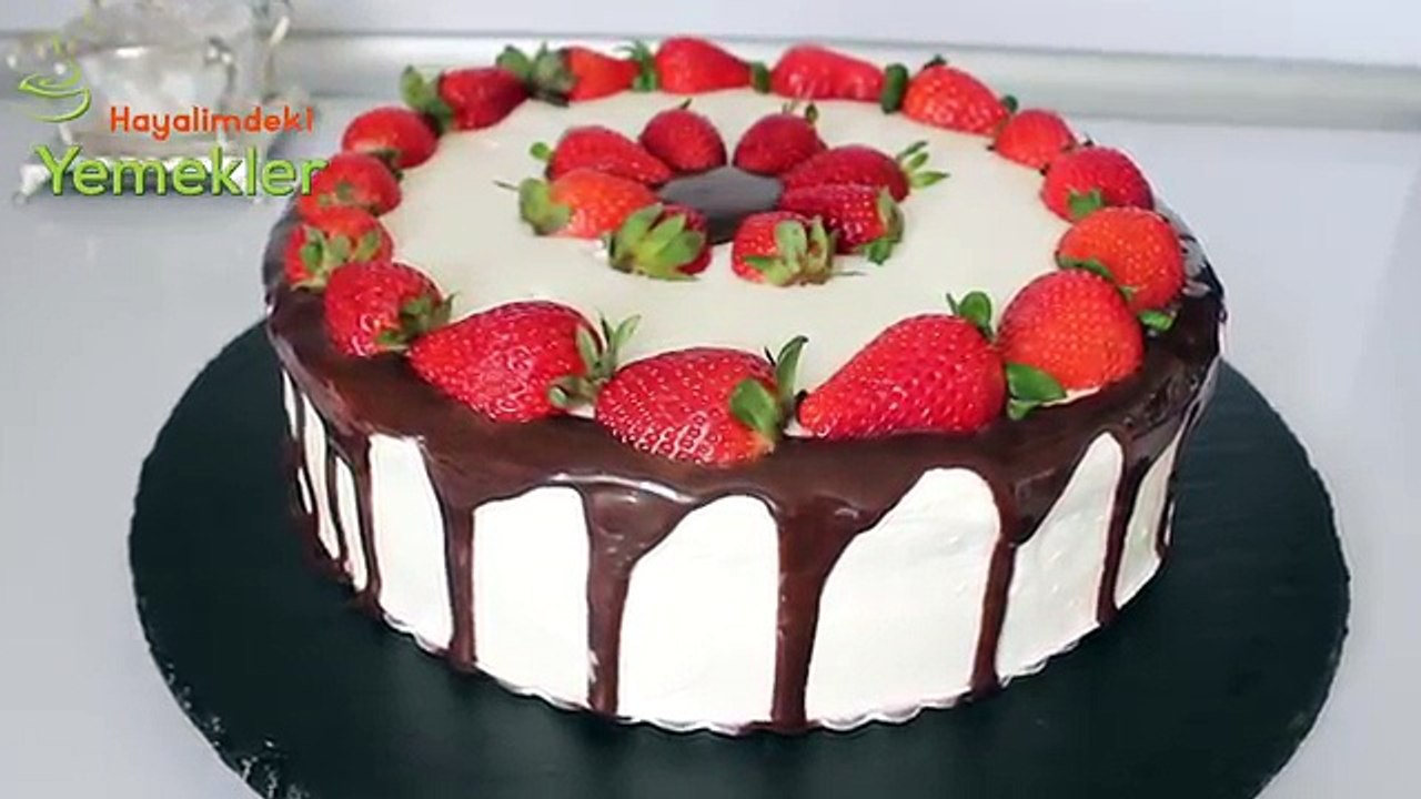 Çikolata Soslu Çilek Pudingli Pasta