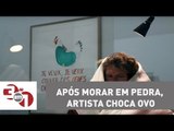 Planeta Madureira - Após morar em pedra, artista choca ovo