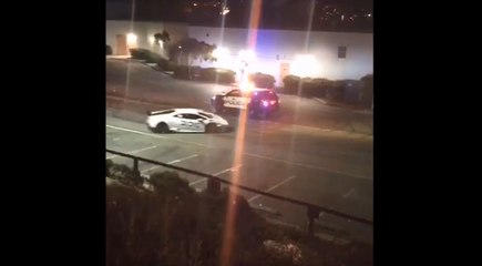 Une Lamborghini drift autour d'une voiture de police et prend la fuite.