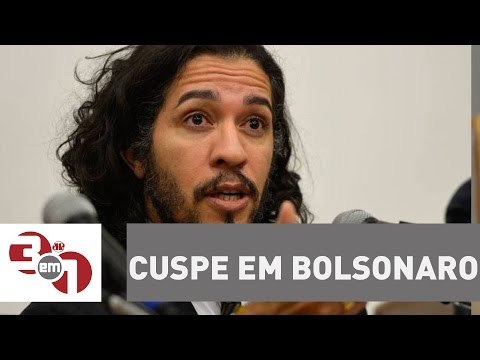 Advertido por cuspir em Jair Bolsonaro, Jean Wyllys diz que faria de novo