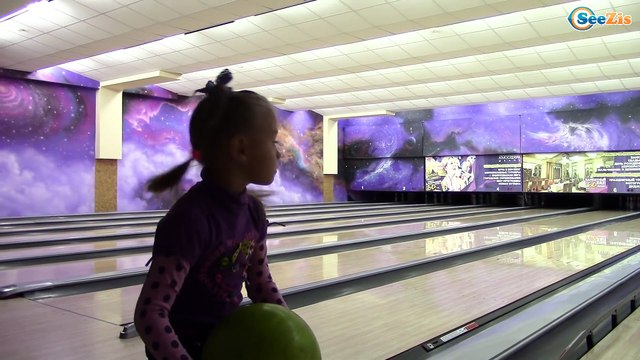 Играем в боулинг Кто станет Чемпионом Ярослава, Мама или Папа?! Видео для детей Hello Kitty Toys