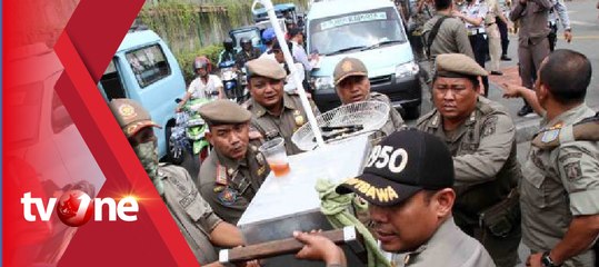 Petugas Terlibat Bentrok dengan Pedagang saat Penertiban Trotoar