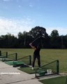 Un golfeur qui va réaliser un magic trick