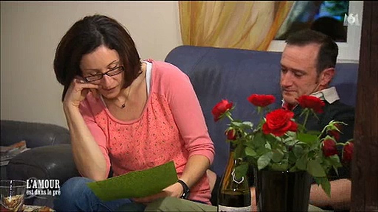 Un agriculteur fond en larmes à la relecture de la lettre de sa prétendante - Regardez