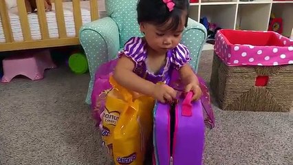 Frozen Elsa & Snow White Baby Playdoh Hamburger Surprise! w/ Maleficent, Rapunzel Baby, sn