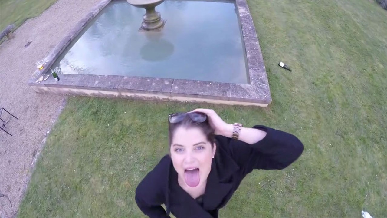 Cette fille s'amuse à tirer la langue quand un drone la filme..
