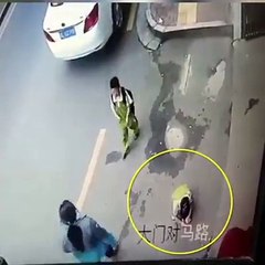 اس بچی کے اوپر گاڑی چڑھ گئی پھر اگلے ہی لمحے