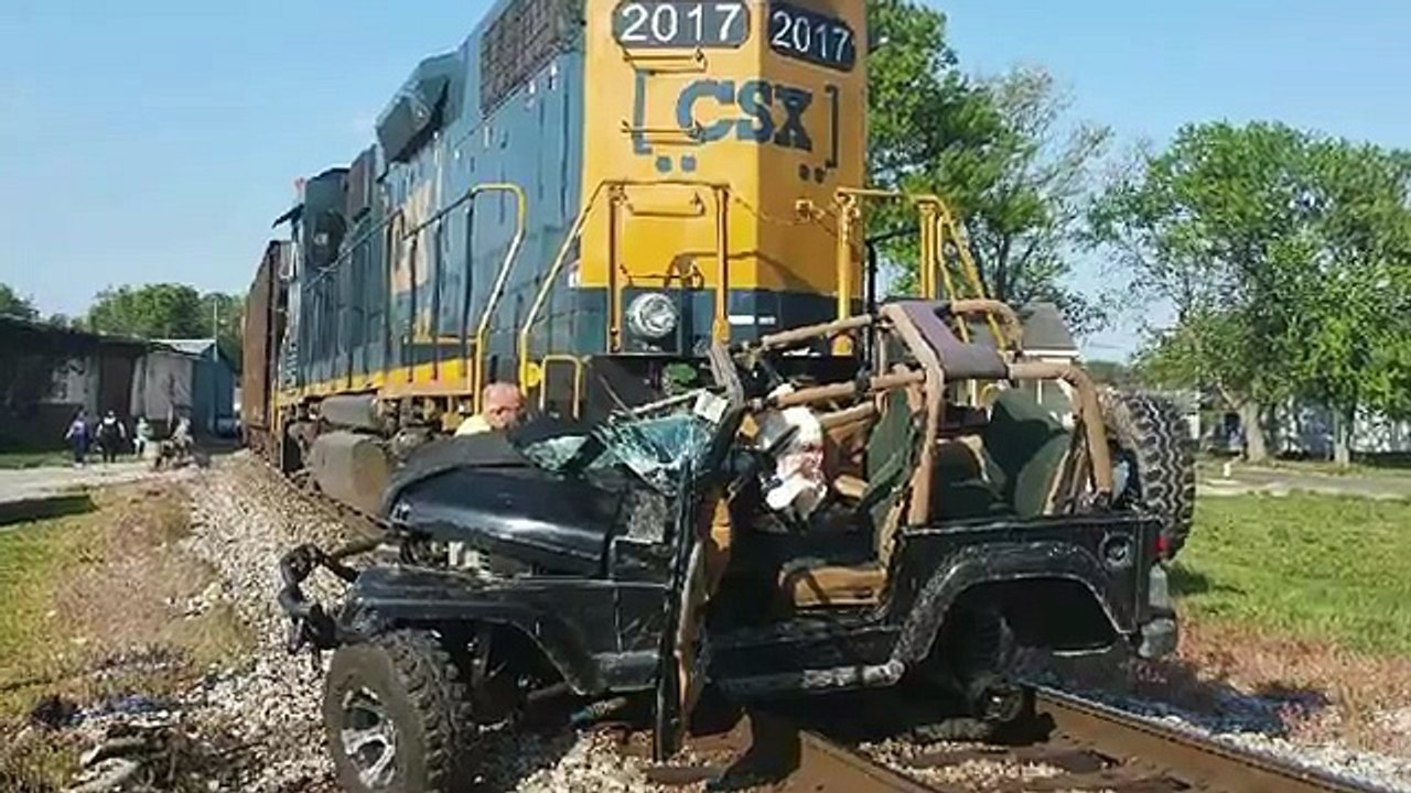 जब ट्रेन के सामने आगयी गाडी ...दर्दनाक हादसा देख लोगो को उड़गए होश | Train Bus Accident