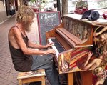 Evsiz Adam sokakta Çaldığı Piyanoyla Herkesi Kendine Hayran Bıraktı
